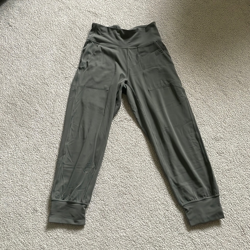 Lululemon cropped joggers